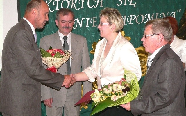 Gratulacje z okazji jubileuszu 100-lecia przekazał dyrektor szkoły Dorocie Noszczyk także Krzysztof Magnes, przewodniczący kazimierskiej Rady Miejskiej.