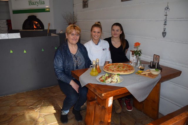 - Zapraszamy na pyszną, chrupiącą pizzę z pieca - mówią (od lewej) Maria Cichocka, Ewelina Maleta i Weronika Cichocka z pizzerii „Bazylia” na Gołębiowie.