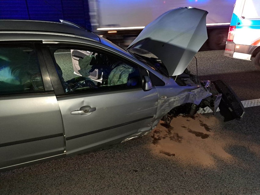 Wypadek na A2 w Łyszkowicach pod Łowiczem. Ford uderzył w bariery. Mężczyzna zasnął za kierownicą? ZDJĘCIA