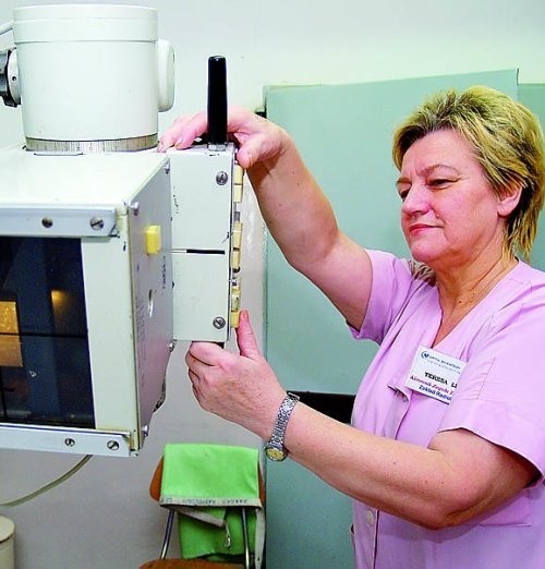 Teresa Lica, technik radiologii w szpitalu w Koszalinie, obsługuje maszynę produkcji NRD z 1987 roku. Ten sprzęt można jeszcze wykorzystywać, choć wkrótce jego dni też będą policzone.