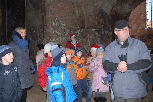 Wśród zwiedzających były dzieci z SP 7. Historię kościoła opowiadał im Józef Wilczak.