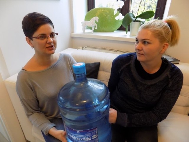 - Wole kupować wodę, bo nie do końca wiem, jak bezpiecznie korzystać z tej, która płynie z kranu - mówi Andżelika Roszak (z lewej). Podobnego zdania jest Jagoda Bigda.
