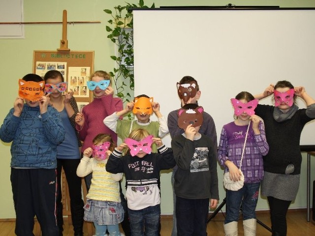 Specjalnie na bal karnawałowy dzieci przygotowały maski. 