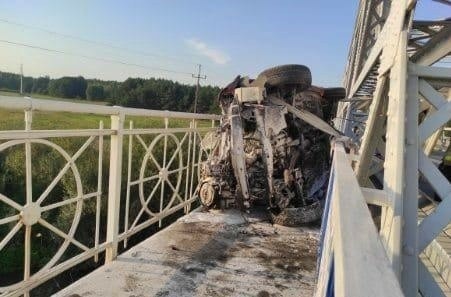 Chevrolet utknął pomiędzy zewnętrzną barierą mostu a...