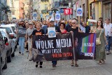 Demonstracja w obronie wolnych mediów w Kielcach. Uczestnicy pikiety przeszli ulicami miasta [ZDJĘCIA] 