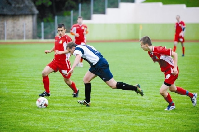 Piłkarze Tura Bielsk Podlaski (czerwone stroje) są już bardzo blisko wywalczenia awansu do III ligi