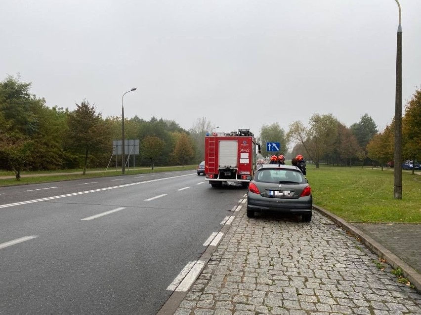 Pożar samochodu w Ostrołęce. 30.09.2021. Interweniowała straż pożarna. Zdjęcia