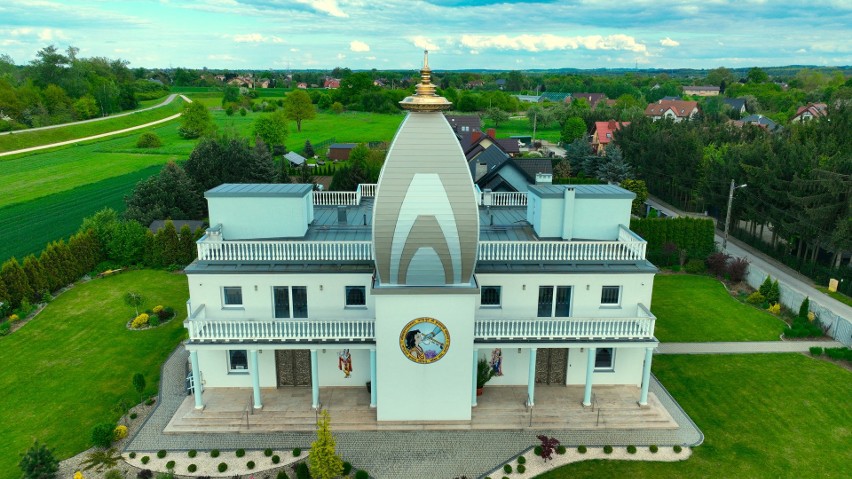 Hinduska świątynia pod Krakowem to pierwsze takie miejsce w Europie. Budynek ze złoconą kopułą robi wrażenie 