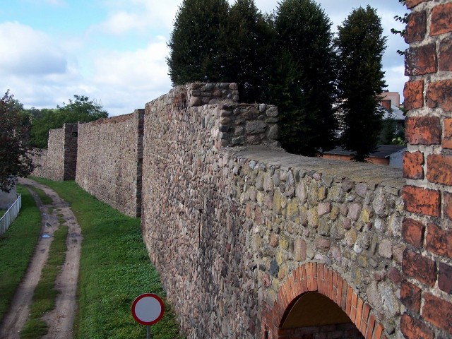 Mury obronne w Strzelcach Kraj.