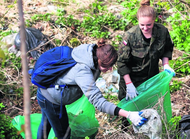 Worki uczestników wtorkowego sprzątania zapełniały się szybko. Na koniec odpady zostały wywiezione na składowisko.