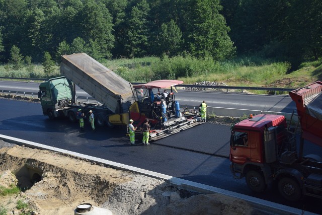 Wydawało się, że tuż przed wakacjami z Nowej Soli do Zielonej Góry będzie można jeździć już komfortowo, nową trasą S3. Niestety. Okazało się, że trzeba było zwiększyć zakres robót i wydłużyć kontrakt z wykonawcą. Na jakim etapie są prace. Co zostało zronbione? A co jeszcze jest do zrobienia? Na jezdni, którą do tej pory przez ok. 20 lat odbywał się ruch, najpierw zostały usunięte wszystkie warstwy bitumiczne. Teraz odtwarzane są warstwy konstrukcyjne jezdni. - Na tym odcinku musimy dokończyć remont jezdni, która była uszkodzona. Zakładamy, że około października prace powinny się zakończyć - informuje dyrektor oddziału zielonogórskiego Generalnej Dyrekcji Dróg Krajowych i Autostrad Marek Langer. [g]13223048[/g]POLECAMY: [lista][*]KIEROWCA JECHAŁ S3 POD PRĄD[*]150 FUNKCJONARIUSZY BRAŁO UDZIAŁ W ĆWICZENIACH "KARAMBOL 2018"[/lista]