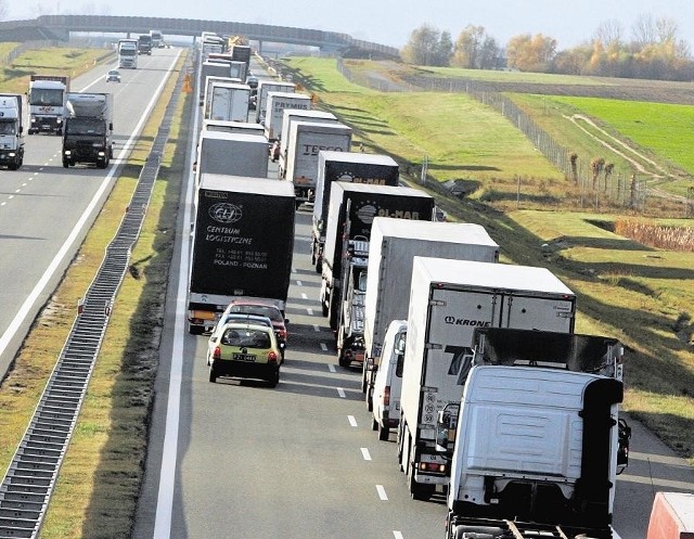 Korek o długości około 2 km utworzył się na 167 km autostrady A2 w kierunku Warszawy.