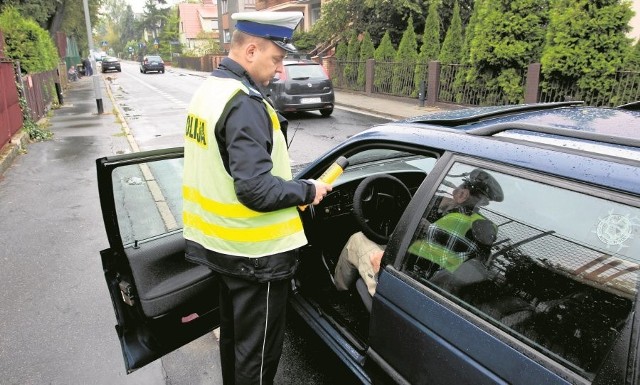 Przy kontrolach drogowych policjanci drogówki obligatoryjnie sprawdzają stan trzeźwości kierujących. Szef drogówki zapowiada równie częste kontrole wieczorami. Rozpoczął się bowiem sezon grillowania, a przy grillu lubimy spożywać alkohol