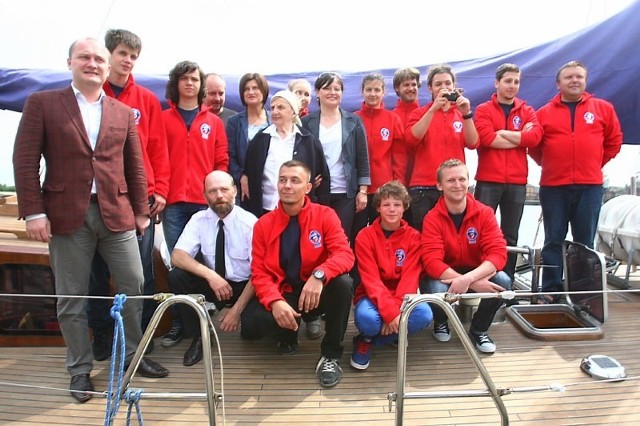 Załoga Daru Szczecina przed wypłynięciem na regaty The Tall Ships Races 2013.