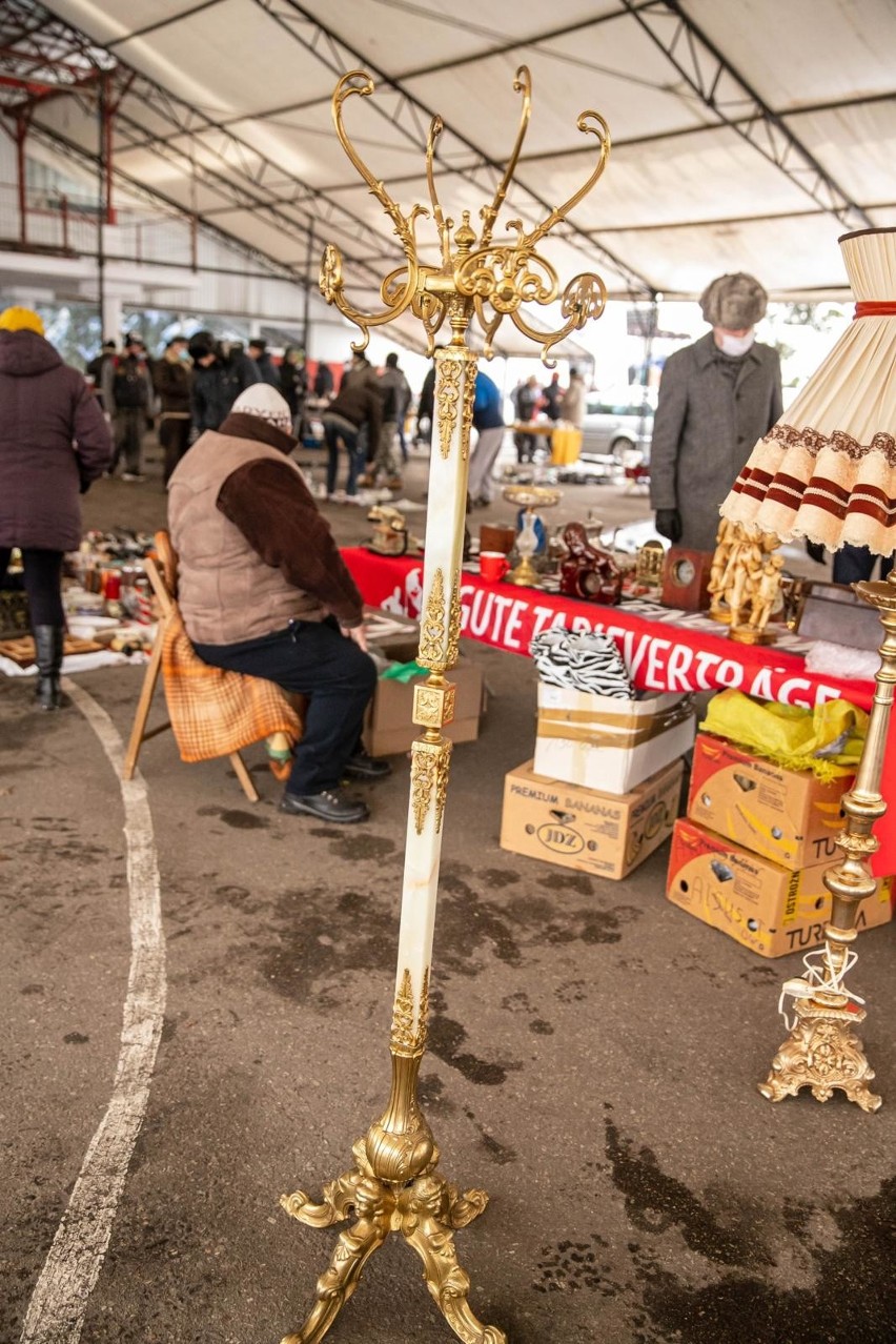 Białystok. Giełda staroci przed klubem "Krąg". Zobacz, co interesującego można było tam kupić w niedzielę (zdjęcia)