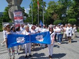Opole. Strajk ostrzegawczy pielęgniarek i położnych. Biały personel protestował na placu Wolności