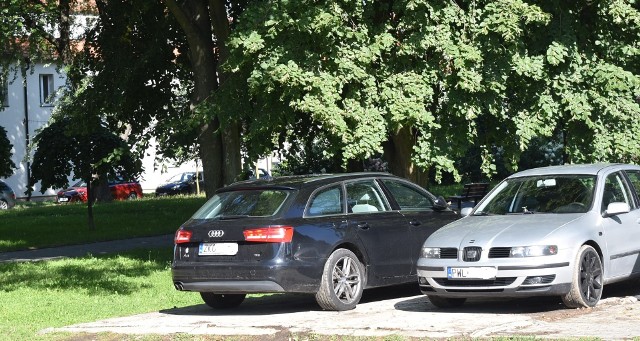 Parkingi na ul. Pileckiego od rana zastawione są samochodami turystów