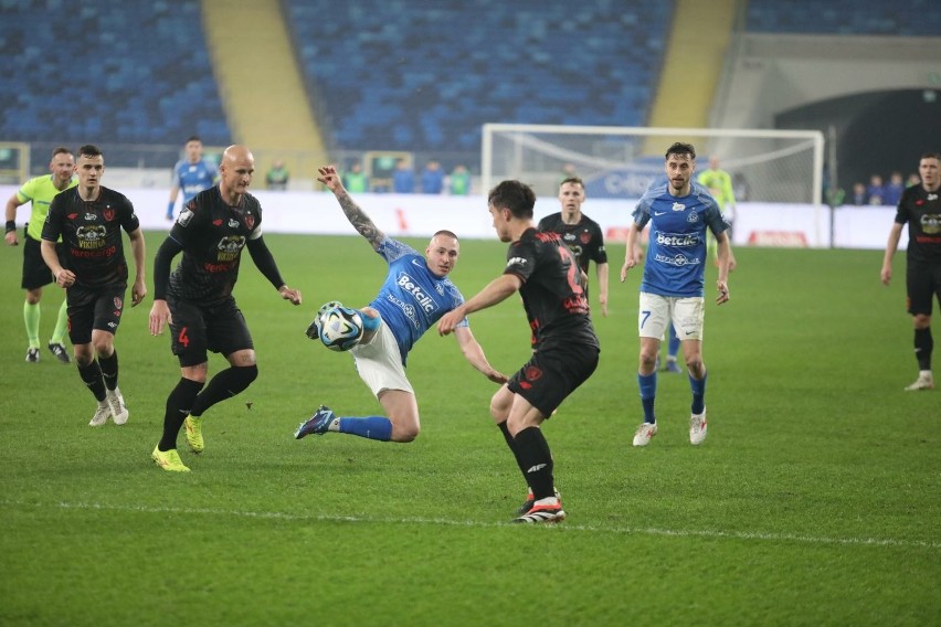 Niebiescy odnieśli pierwsze zwycięstwo na Stadionie Śląskim....