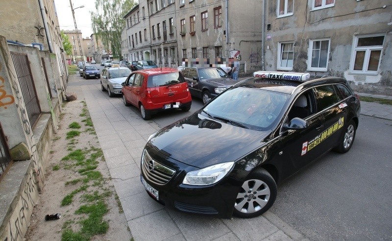 Czerwone mitsubishi zostało zablokowane przez taksówkarzy.