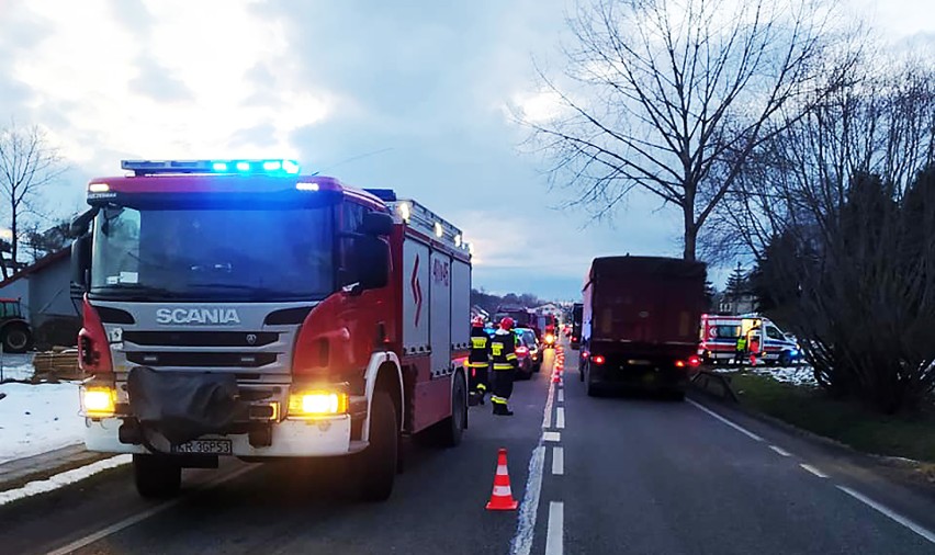 Dwa sądeckie samochody rozbite w wypadku na DK 75 w Tworkowej. Jedna osoba w szpitalu