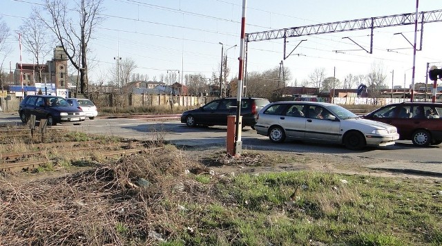 Wyboista i wąska część ulicy Młodzianowskiej, przecinającej tory, zostanie przebudowana.