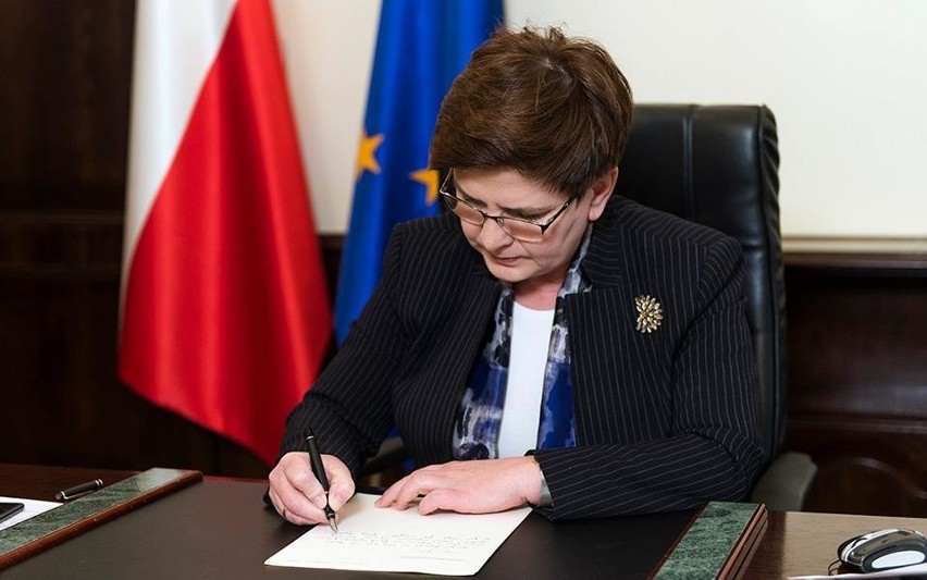 Premier Beata Szydło odpowiedziała na list 9-letniej Julii z...