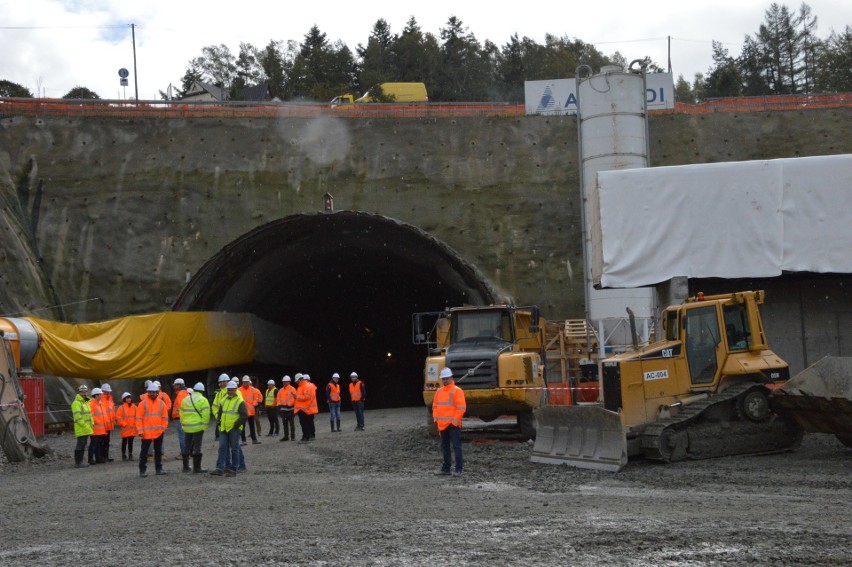 Premier i minister na placu budowy nowej zakopianki. Od teraz tunel jest drążony z dwóch stron