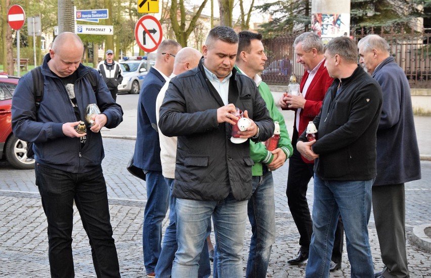 Trwa protest przeciw przenosinom Pomnika Obrońców...