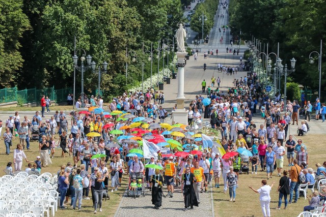 85. Poznańska Piesza Pielgrzymka na Jasną Górę zakończyła się powodzeniem i zgodnie z planem. W poniedziałek, 15 lipca, pielgrzymi z Poznania weszli na Jasną Górę w Częstochowie. Łącznie maszerowały 1664 osoby. Wśród nich byli nawet pielgrzymi z bardzo egzotycznych miejsc, jak Meksyk, Kongo czy Wyspy Św. Tomasza. Zobaczcie zdjęcia z podróży pielgrzymów.Przejdź do kolejnego slajdu ----->