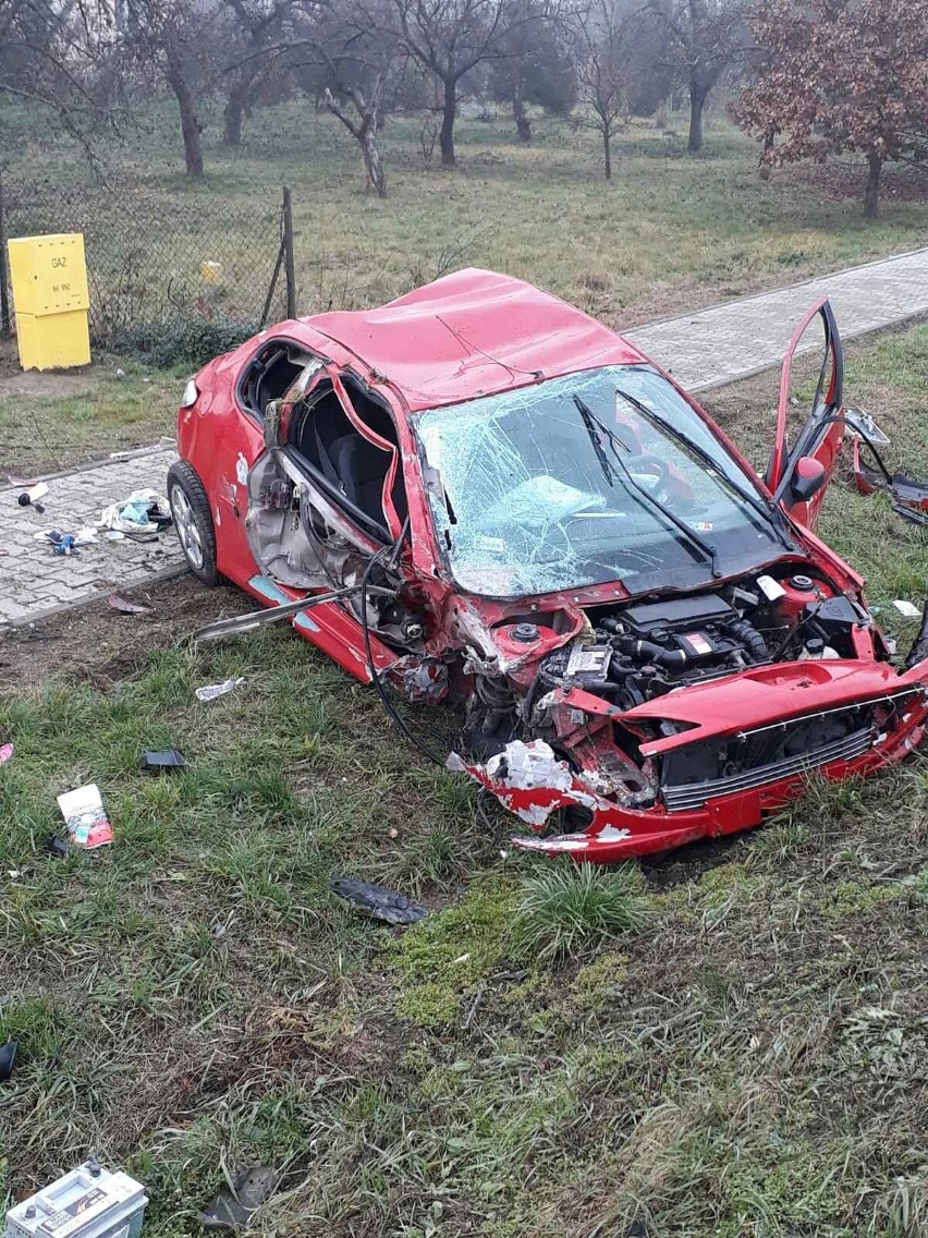 Po zderzeniu z ciężarówką peugeot wypadł z trasy