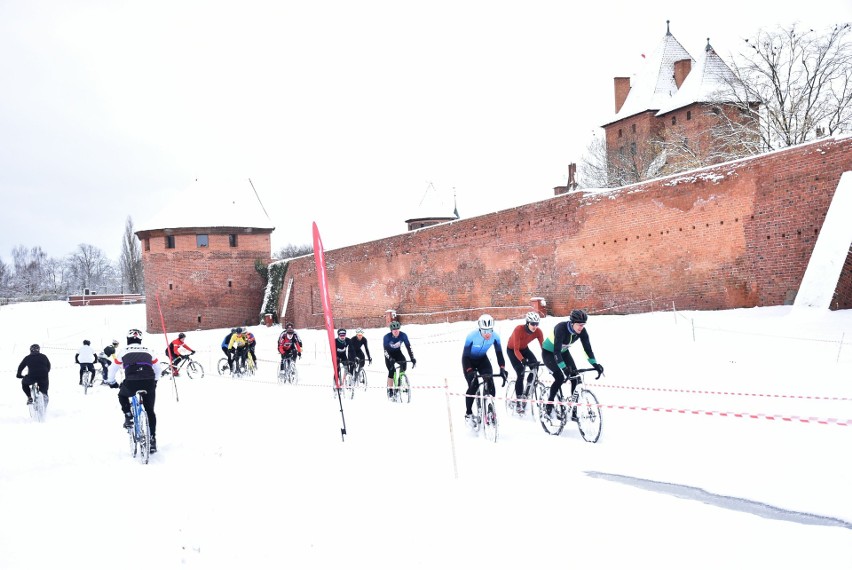 Kolarze ścigali się przy zamku w Malborku. Cyclocross Walami von Plauena w zimowej scenerii