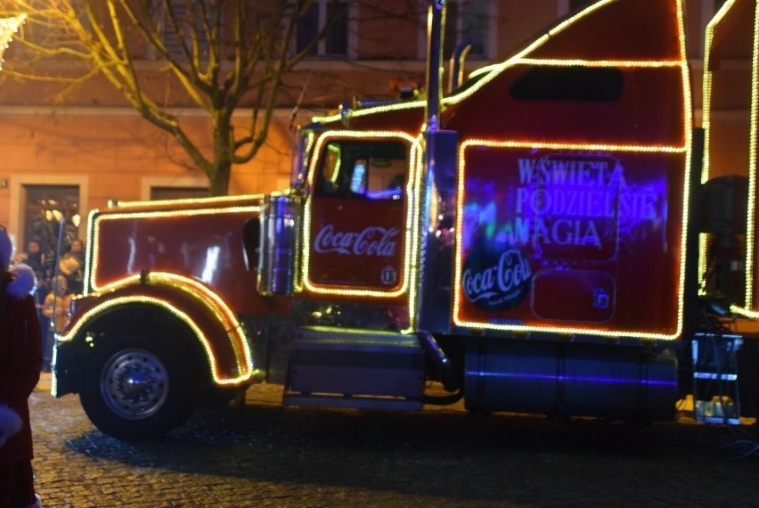 Świąteczna ciężarówka Coca-Cola w Gnieźnie. Przyszły ją oglądać tłumy! Zobacz zdjęcia
