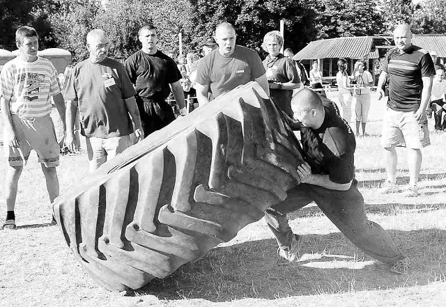 Damian Nazaruk z Łobza w konkurencji przewracania opony o wadze 300 kilogramów.