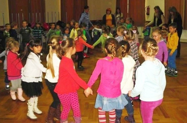 Zabawy dzieci podczas Światowego Dnia Pluszowego Misia przy melodiach śpiewanych przez Jolantę Rudzką