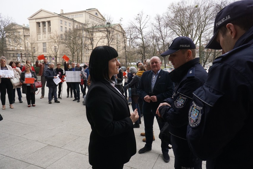 Przeciwnicy obowiązkowych szczepień złożyli petycję