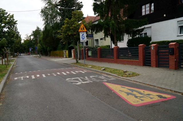 Przy szkole znajdującej się przy ulicy Pięknej w Poznaniu także będzie bezpieczniej. Zarząd Dróg Miejskich zadbał o nowe, wyraźne oznakowanie i słupki, które uniemożliwiają samochodom wjazd na chodnik