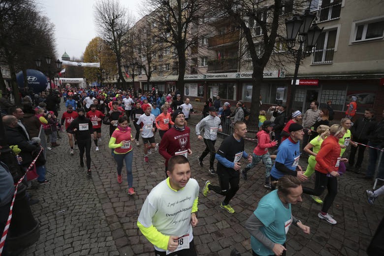 Setki biegaczy podczas III Słupskiego Biegu Niepodległości.