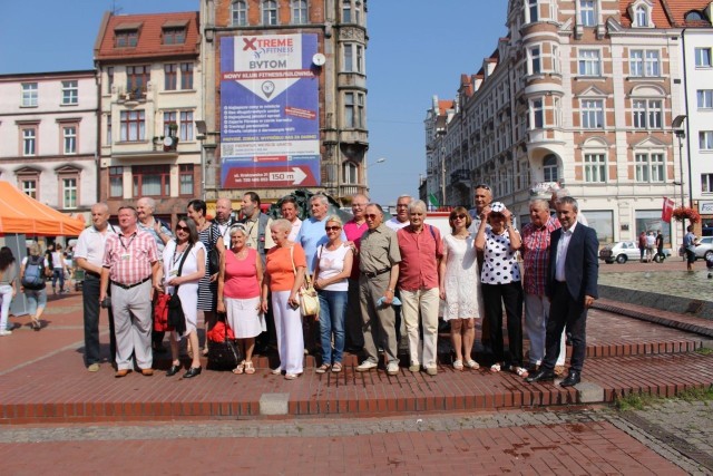 Wspólne zdjęcie grupy zjazdowiczów, przed wycieczką do Muzeum Górnośląskiego