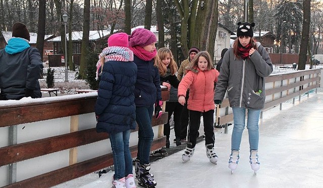 Sztuczne lodowisko w Grudziądzu dziś (czwartek, 13 grudnia) rozpoczyna sezon. Sztuczna tafla stanęła w Parku Miejskim w Grudziądzu.