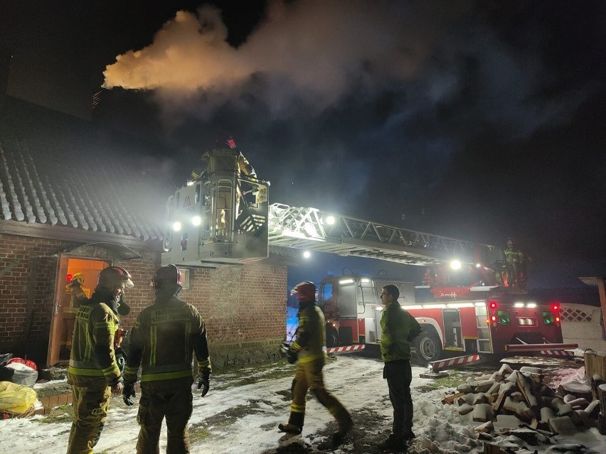 Pożar sadzy w kominie pod Mieściskiem. Na miejsce wezwano straż pożarną 