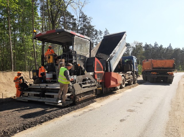 Trwa przebudowa drogi wojewódzkiej nr 254 między Brzozą a Mogilnem. To jedna z najważniejszych inwestycji drogowych w regionie.