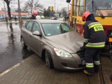 Wypadek na Dąbrowskiego. Samochód zderzył się z tramwajem [ZDJĘCIA+FILM]