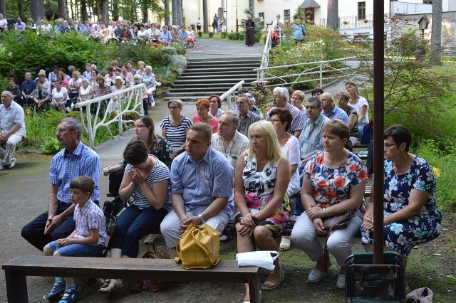 Członkowie „Oremusa” i tak zwanych margaretek - kilkuosobowych grup modlących się za konkretnego księdza zwiedzali dawną celę prymasa, uczestniczyli w nabożeństwie do Matki Bożej oraz w mszy św.