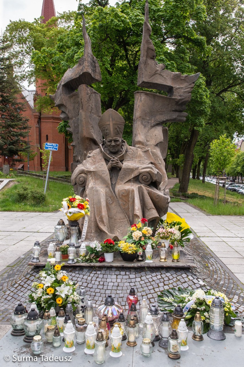 100. rocznica urodzin Karola Wojtyły. Złożono kwiaty i zapalono znicze przed pomnikiem papieskim w Stargardzie ZDJĘCIA