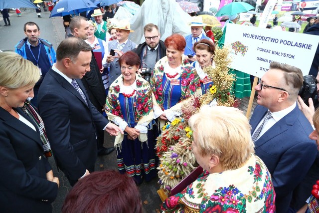 Podczas Dożynek Prezydenckich w Spale woj. podlaskiego reprezentował zespół "Malwianki" ze Studzianek w gminie Wasilków. Zespół wykonał piękny wieniec dożynkowy, który został zaprezentowany licznie zgromadzonej publiczności. Prezydent Polski Andrzej Duda wraz z małżonką pogratulowali naszemu zespołowi żmudnej pracy nad wieńcem. Reprezentantem władz gminy był burmistrz Wasilkowa Mirosław Bielawski.