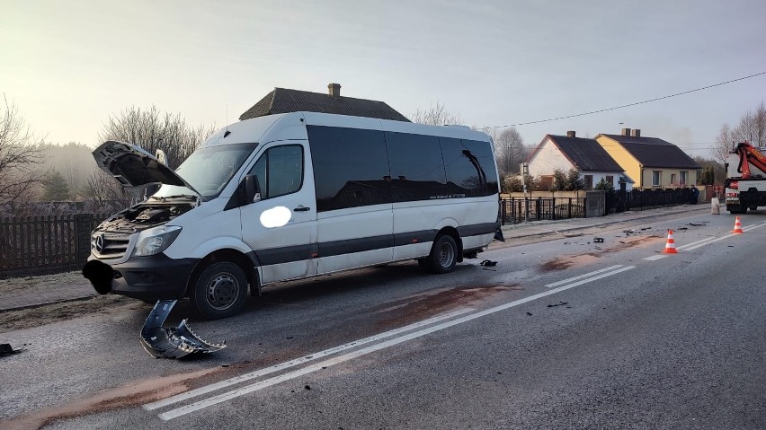 Wypadek w Suchedniowie. Zderzenie dwóch busów na przystanku, dwie osoby w szpitalu