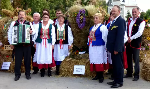 Piękny wieniec na powiatowych dożynkach w Rogowie prezentowała także drużyna z Czyżowic, w gminie Bejsce.