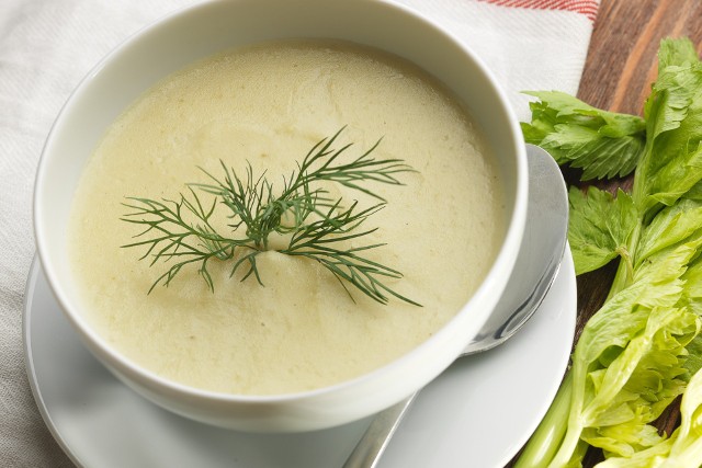Smak domowej zupy krem warto przełamać, dodając upieczone jabłko lub gruszkę.