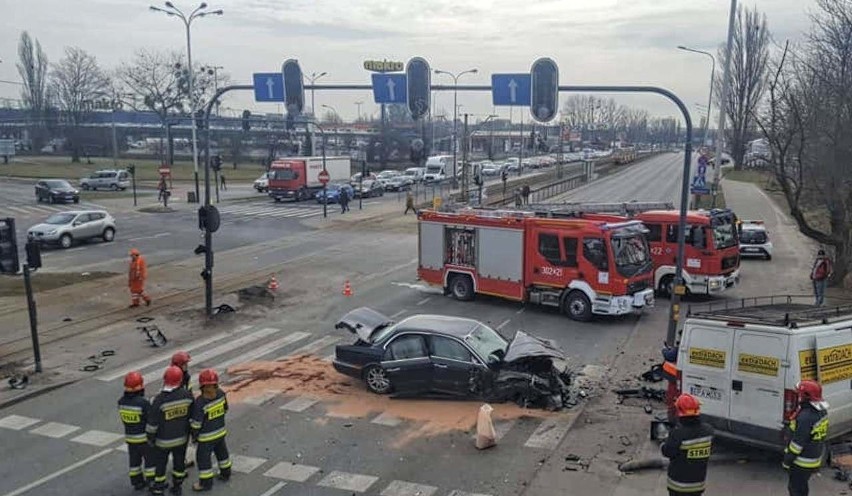 Wypadek na Włókniarzy przy Srebrzyńskiej. Zderzenie dwóch samochodów. Jaguar wjechał na czerwonym. Trzy osoby ranne [ZDJĘCIA]