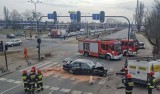 Wypadek na Włókniarzy przy Srebrzyńskiej. Zderzenie dwóch samochodów. Jaguar wjechał na czerwonym. Trzy osoby ranne [ZDJĘCIA]